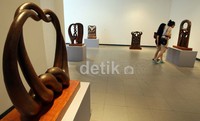Pameran tunggal ini bertajuk Knot,Connection, And Sting Playing. Chitaru Kawasaki dilahirkan di Hiroshima Jepang, 20 Maret 1938.