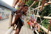 Minimnya lahan bermain anak membuat warga memanfaatkan ruas jalan untuk lahan bermain anak-anak sebagai pengganti taman.