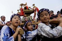 Anak-anakpun turut ambil bagian.