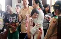 Pengunjung museum memperhatikan penjelasan sejarah Ade Irma Nasution. Ade yang berumur 5 tahun tertembak ketika berusaha menjadi tameng ayahandanya.
