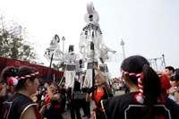 Arak-arakan disambut antusias oleh pengungung.