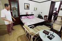 Nasution lolos dari kepungan pasukan Cakrabirawa setelah bersembunyi di balik tembok rumah yang merupakan wilayah Kedutaan Besar Irak.