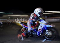 Salah satu pembalap di kelas MP7 Matic 130 cc Tune Up Seeded berjibaku mencapai garis finish.