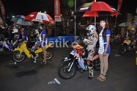 Meskipun balapan digelar pada malam hari, umbrella girl tetap setia memayungi para pembalap dari beberapa daerah di kawasan timur Indonesia.