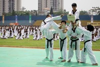 Para peserta menujukkan kemampuan beladirinya.