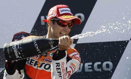 Pedrosa Menangi Balapan Penuh Tekanan
