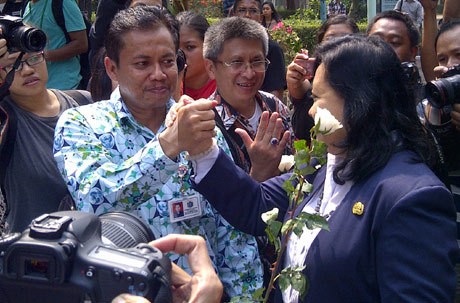 Kepsek SMA 70 Beri Mawar Putih untuk Kepsek SMA 6