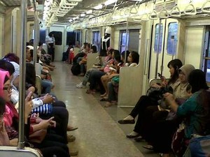 Hmm.. Adem dan Leganya KRL Khusus Wanita