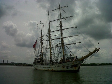 Usai Keliling Dunia, KRI Dewaruci Jadi Pusat Perhatian di Belawan