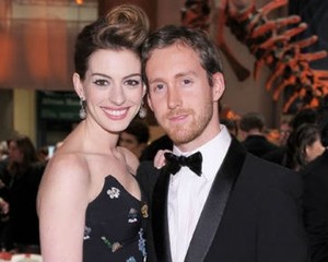  Anne Hathaway Melepas Masa Lajangnya