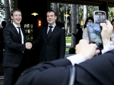 Senyum Hangat Zuckerberg Bertemu PM Rusia