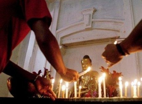 Ribuan Orang Bakar Kuil & Rumah Warga Buddha di Bangladesh