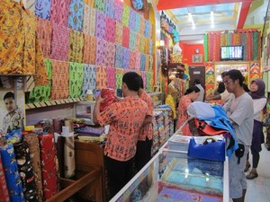 Oleh-oleh dari Sorong: Roti Gulung Abon & Batik Papua 