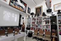 Ruang pertemuan di perpustakaan dipenuhi karya seni berupa patung ataupun lukisan.