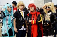 Cosplay adalah berbusana, beraksesoris dan tata rias ala tokoh kartun Jepang.
