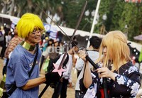 Cosplayer memerakagan adegan berkelahi dalam film Jepang.