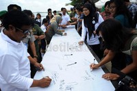 Siswa-siswi, TNI, dan Polri mendatangi pesan perdamaian di kain putih sepanjang 20 meter.
