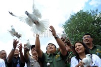 Pelepasan burung dara di Pantai Jimbaran, Kuta.