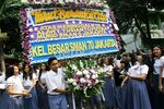 Siswa SMA 70 Tabur Bunga untuk Alawy