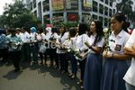 Siswa SMA 70 Tabur Bunga untuk Alawy