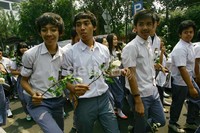 Para siswa berjalan menuju bundaran Bulungan yang lokasinya tidak jauh sekolah mereka. Ramses/detikcom.