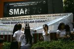 Siswa SMA 70 Tabur Bunga untuk Alawy