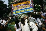 Siswa SMA 70 Tabur Bunga untuk Alawy