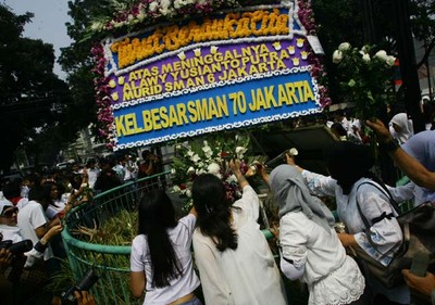 Siswa SMA 70 Tabur Bunga untuk Alawy