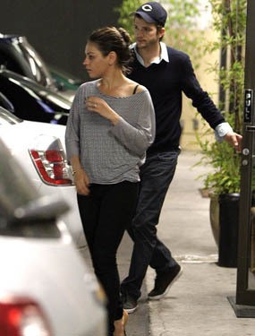 Gara-gara Demi Moore, Ashton Kutcher Tak Bisa Segera Nikahi Mila Kunis