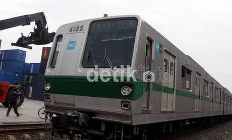Puluhan Orang Hadang KRL Commuter line di Stasiun Rawa Buaya Puluhan Orang Hadang KRL Commuter line di Stasiun Rawa Buaya