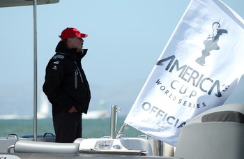 Aksi Ellison bersama timnya dengan perahu yang terhempas terkena ombak. Ellison dilahirkan dalam keluarga yang tidak terlalu berbahagia. Bahkan catatan kuliahnya sempat mengeluarkan ia 2 kali. Tetapi karirnya begitu moncer berkat intuisi bisnis yang tajam.