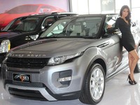 Range Rover Evoque. Mobil hasil desain Victoria Beckham ini menggunakan mesin 2.000 cc. Harganya mulai Rp 1,39 miliar.