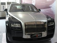 Rolls-Royce Ghost. Mobil mewah asal Inggris ini disokong oleh mesin 12 silinder berkapasitas 6.592 cc. Harganya? Rp 7,25 miliar.