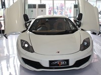 McLaren MP4 12C. Mobil tersebut diperkuat mesin kapasitas 3.800 cc 8 silinder. Harganya Rp 6,95 miliar.