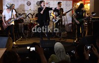 Meski sudah jarang tampil, Nicky Astria tetap tampil enerjik.