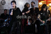 Suara khas Nicky tetap sama seperti ketika muda yang ngerock.