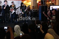 Penampilan sederhana itu cukup menghibur para penggemarnya.