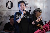 Dalam penampilannya tersebut, si lady rocker itu diiringi band Konspirasi.