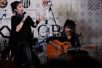 Nicky pun sempat diiringi oleh Ian Antono.