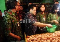 Muhaimin meninjau harga telur di Pasar Jatinegara.