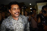 Umar hadir tiba di kantor KPK sekitar pukul 08.45 WIB. Mengenakan batik warna keemasan, dia datang sendirian, tanpa didampingi koleganya. (Ramses/detikcom).