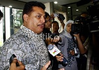 Dalam keterangannya, Umar membantah dugaan adanya aliran uang dalam pemenangan Anas Urbaningrum di kongres Partai Demokrat. Bagi dia, tudingan itu fitnah belaka. (Ramses/detikcom).