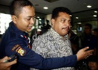 Umar memasuki gedung KPK dengan pengawalan petugas keamanan. (Ramses/detikcom).