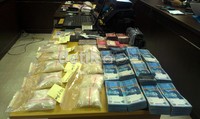 Sabu seberat 1,1 kilogram dan uang tunai Rp 117,8 juta dipamerkan dalam jumpa pers BNNP Sulsel. Jika diuangkan, sabu tersebut bernilai sekitar Rp 2 milyar.