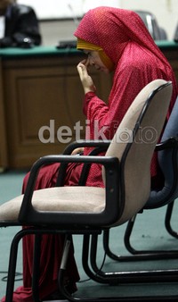 Terdakwa kasus dugaan suap alokasi Dana Penyesuaian Infrastruktur Daerah (DPID), Wa Ode Nurhayati dituntut 14 tahun penjara oleh Jaksa Penuntut Umum. Ramses/detikcom.