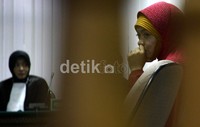 Wa Ode Nurhayati dituntut 4 tahun penjara untuk kasus tindak pidana korupsi. Sedangkan untuk kasus tindak pidana pencucian uang, ia dituntut 10 tahun penjara. Ramses/detikcom.
