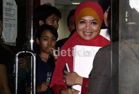 Wa Ode  keluar sidang setelah dituntut 14 tahun penjara. Ramses/detikcom.