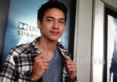 Gaya Casual Adipati Dolken