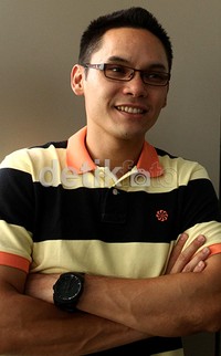 Ben Kasyafani tampak mengenakan baju berkerah belang-belang.