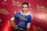 Kimberly berpose di depan kamera.